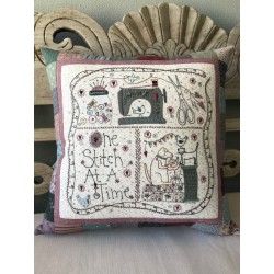 One Stitch at a Time Pillow - Cuscino con Ricami di Cucito Lynette Anderson Designs - 1