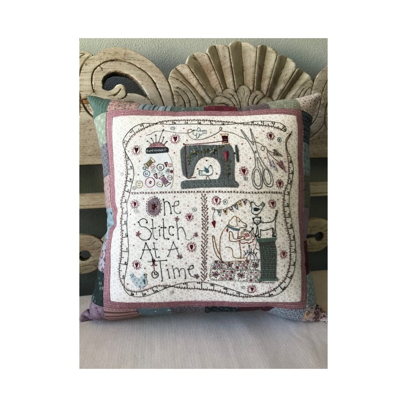 One Stitch at a Time Pillow - Cuscino con Ricami di Cucito Lynette Anderson Designs - 1