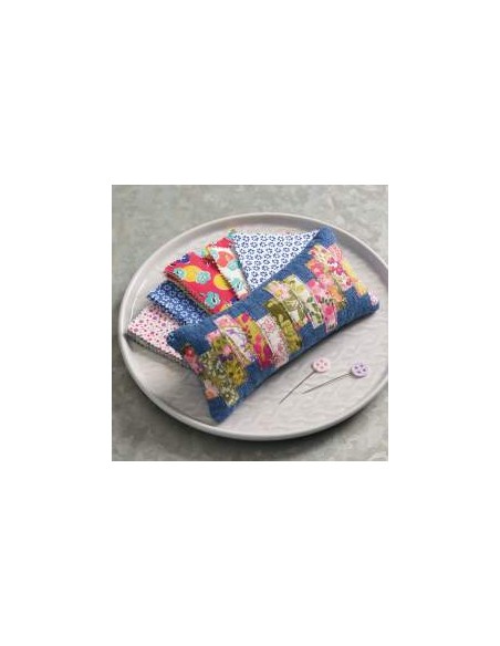 Pin Pals - 40 Patchwork Pinnies, Poppets, and Pincushions with Pizzazz by Carrie Nelson Martingale - 15
